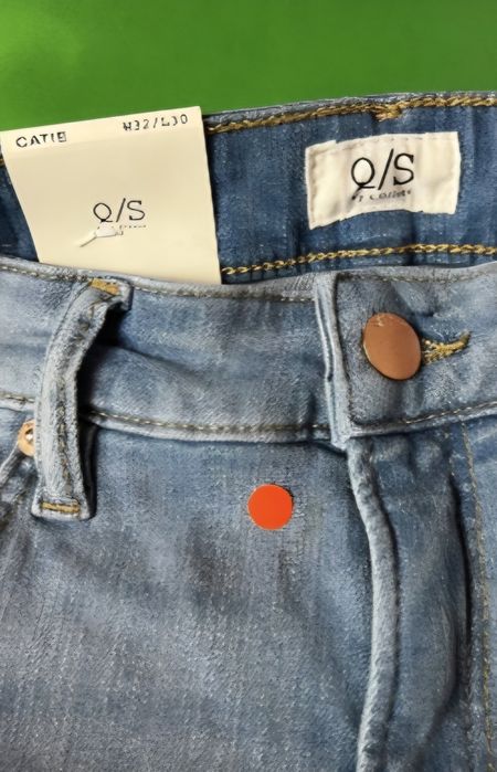 Blugi albastru deschis