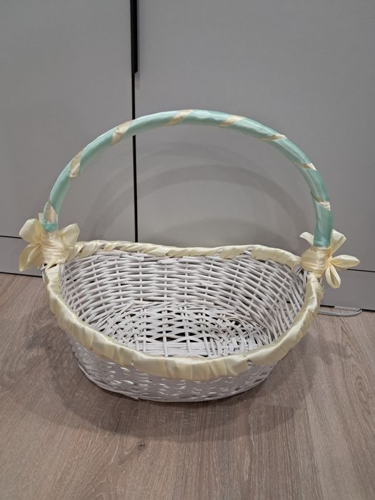Продам плетёные  две корзины