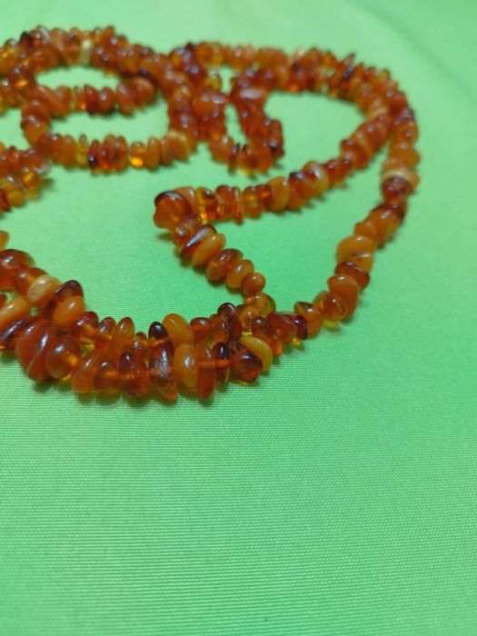 Продавам кехлибарена огарлица