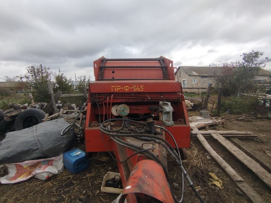 Пресс подборщик в рабочем состояние