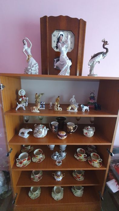 Vitrină cu bibelouri