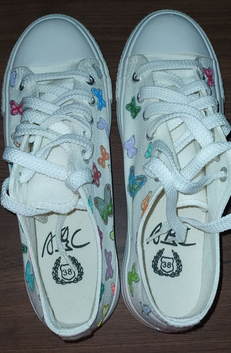 Teniși personalizați cu fluturi