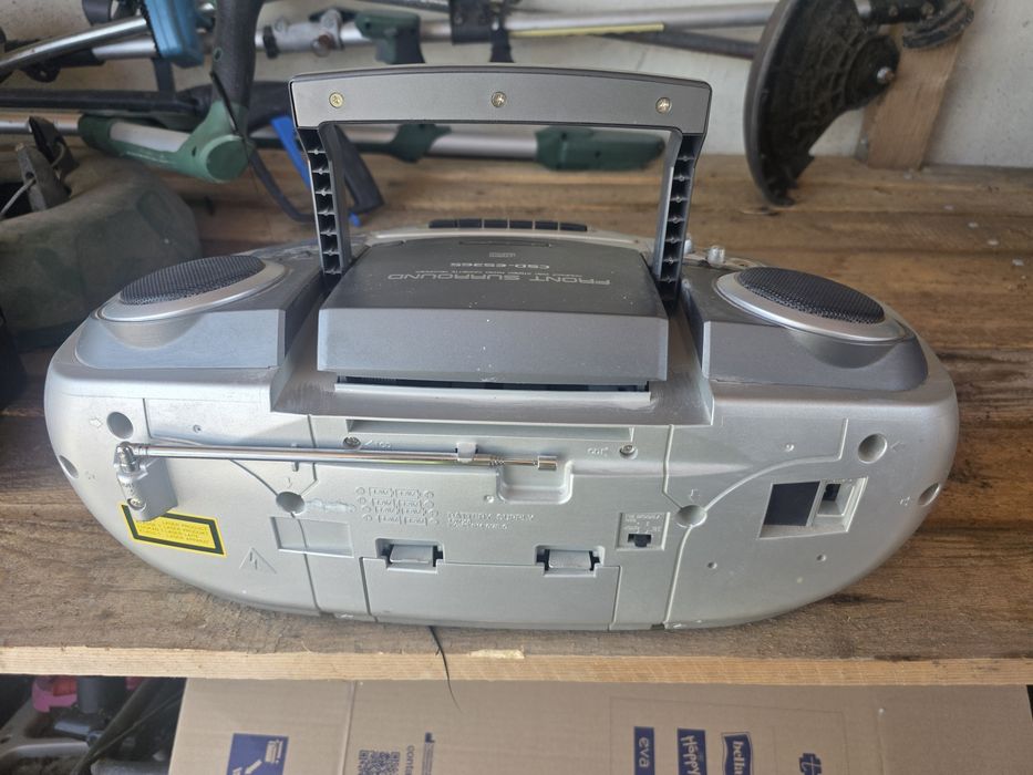 Vand 2 radiocasetofoane Grundig si Aiwa