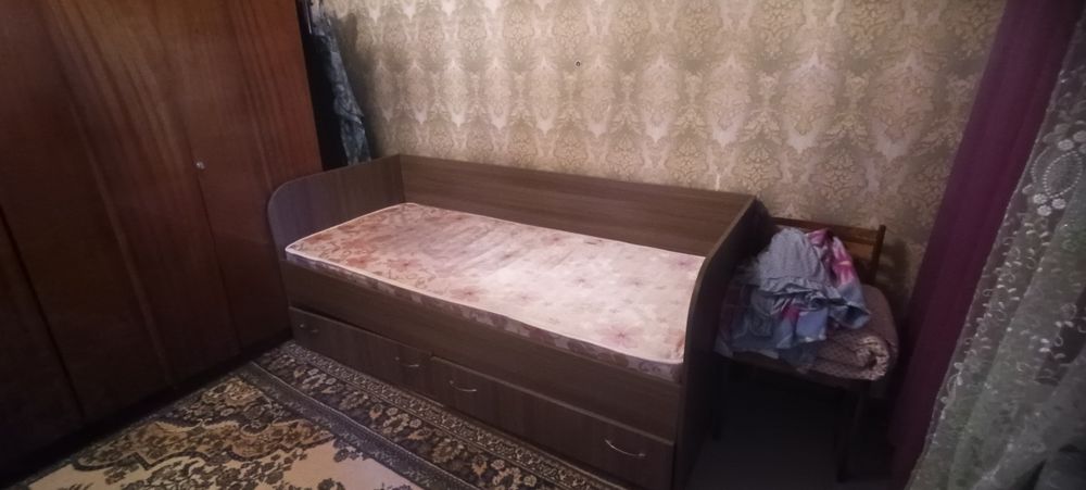 Кровать деревянная