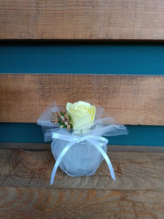 Аранжировки с цветя от пластичен сапун