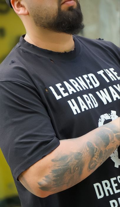 Разкъсана тениска “LEARNED THE HARD WAY” – Брутален street стил от Ø