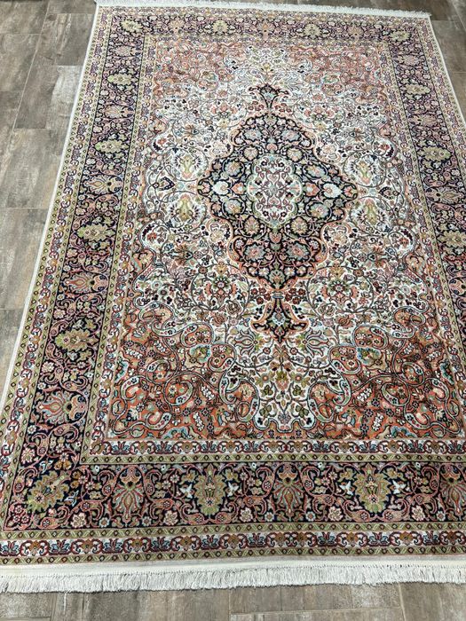 Истински персийски килим