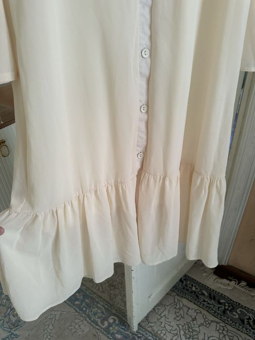 Бежевое платье