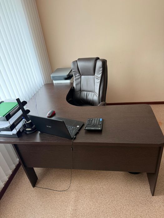 Продается стол офисный