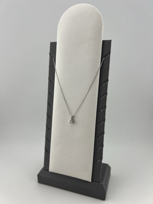 Колье с бриллиантом