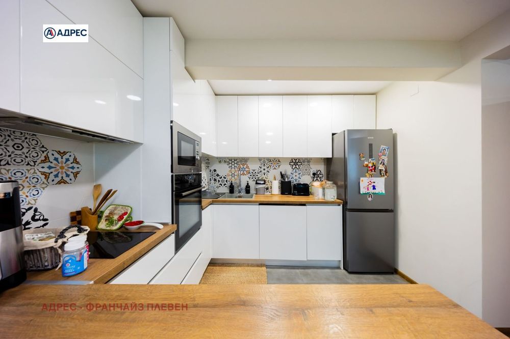 Продава се Тристаен апартамент в Плевен, Сторгозия - 93 кв.м за 2366 €/кв.м - Снимка #2