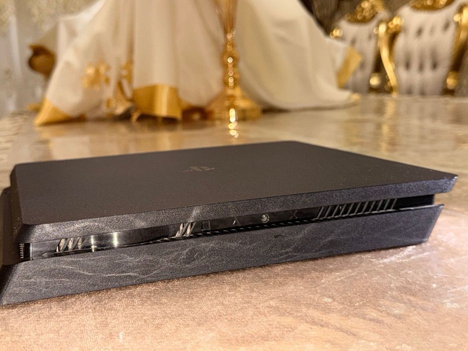 Продам PlayStation 4 Slim 1TB