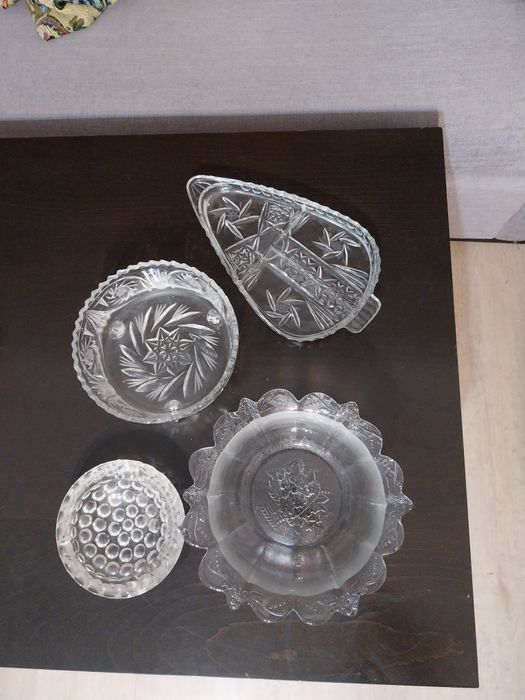 Кристални и стъклени купи.