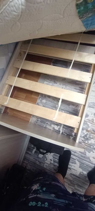 Кровать с матрасом.