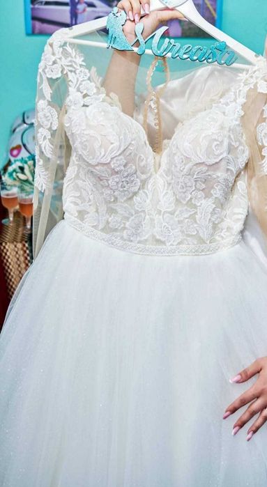 Vând rochie de mireasă elegantă, purtată o singură dată, perfectă pentru o viitoare mireasă care vrea să se simtă specială în ziua nunții!
