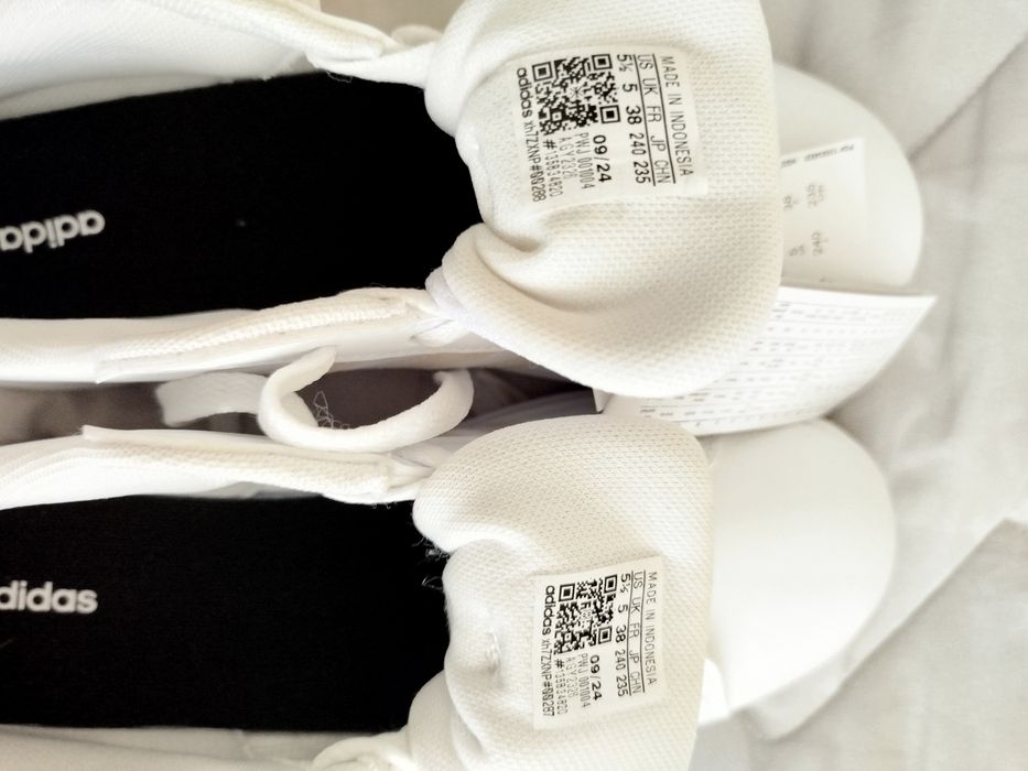 Дамски маратонки adidas, чисто нови.