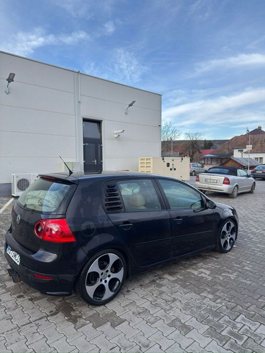 Vând golf 5 GT .