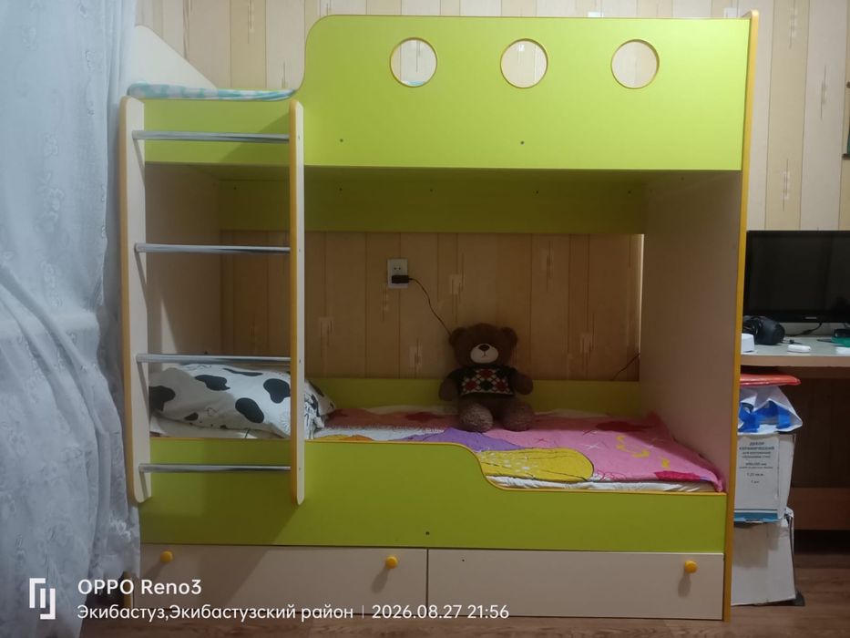 Двухъярусная детская кровать,  Практичная и удобная для детской