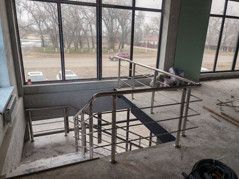 Перила из стекло для лестница на балконе