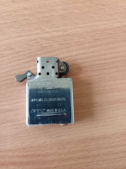 Vând brichetă zippo