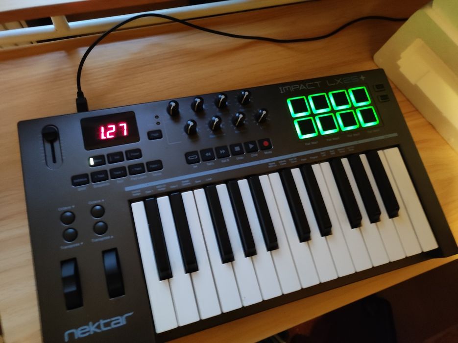 Controller MIDI Nektar Impact LX25+