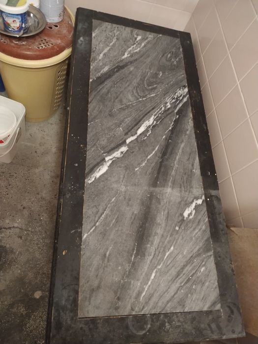 Холна маса, Черен мрамор