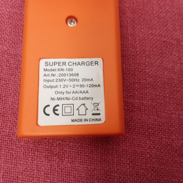 Aparat pentru încărcat baterii.