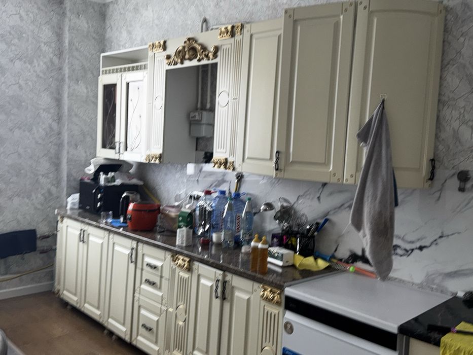 Продаю кухонный гаринитур в идеальном виде 200