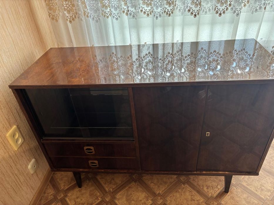 Продам 2 серванта и комод. Советское качество.