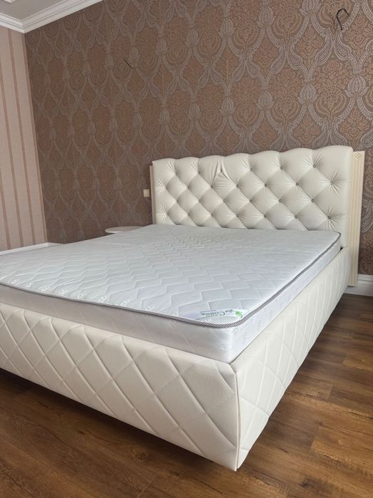 Кровать большая 220*200 с матрасом