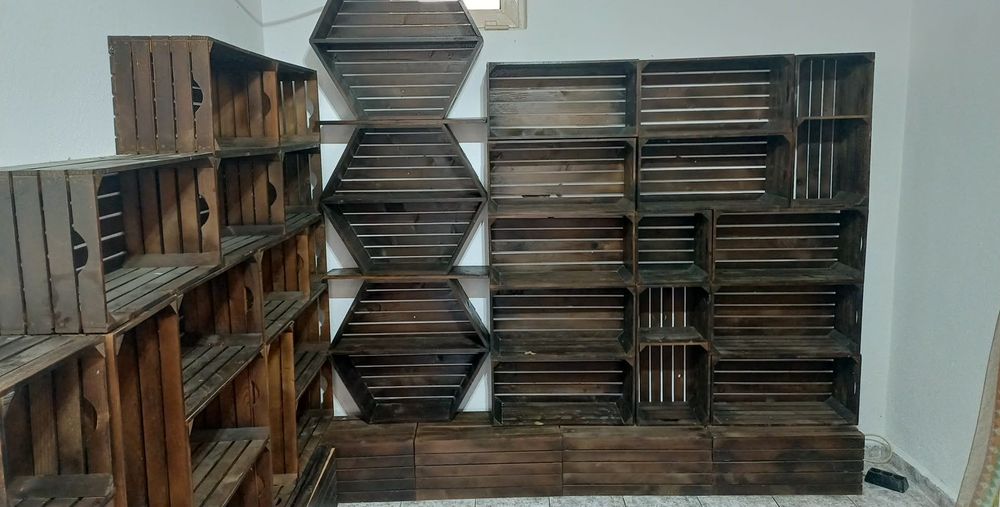 Продавам дървени стелажи за магазин