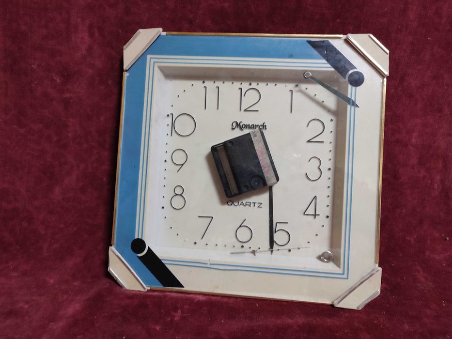 Ceasuri cu quartz defecte, de perete/de masa