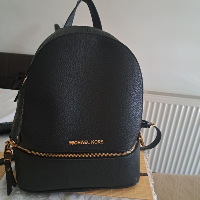 Rucsac , alb si negru