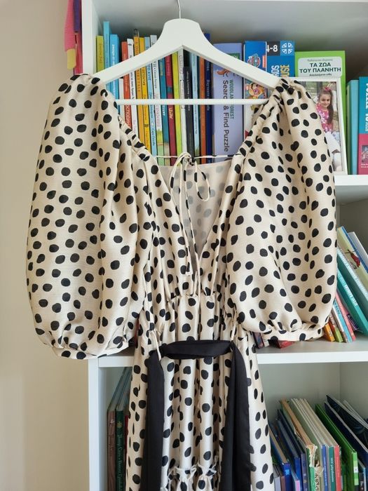 Дълга сатенена рокля Mango размер S с гол гръб и буфан ръкави