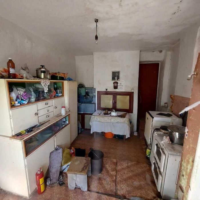 Къща с 1,5 дка в с. Макариополско на входа на Магистралата за Варна