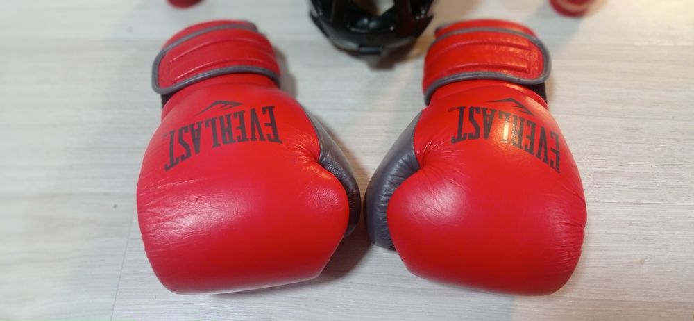 Продам боксёрский перчатки шлен комплект