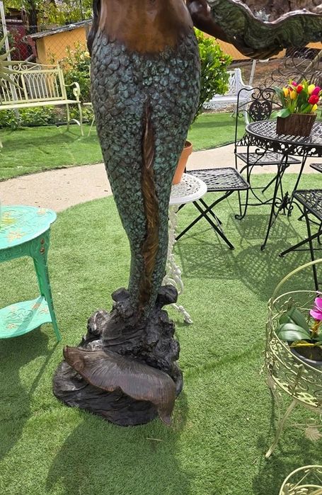 Fantana arteziana din bronz în forma de sirena.
