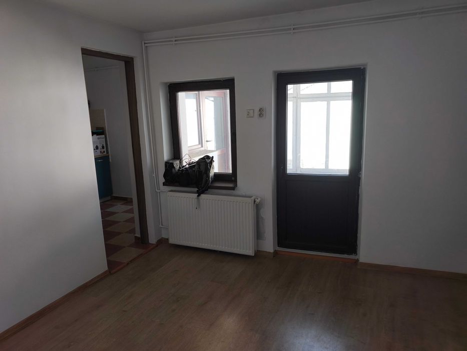 Casa locuibila imediat, centrala gaz, teren si curte proprie – zona buna - birou