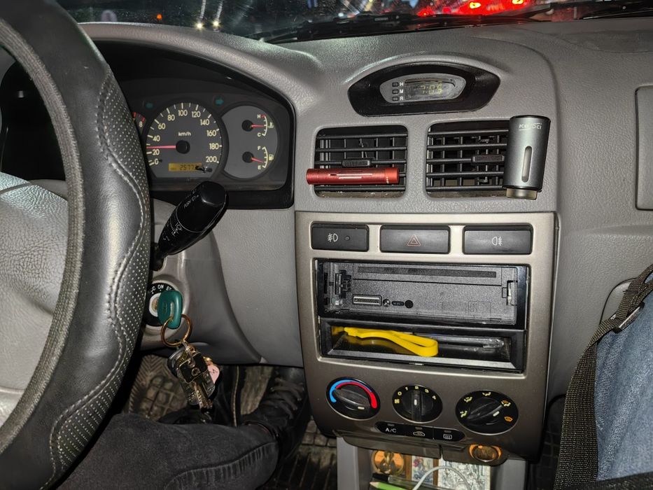 Продавам киа рио 1.3 75hp