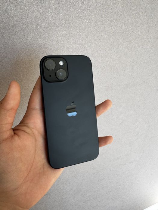 iPhone 15 black.