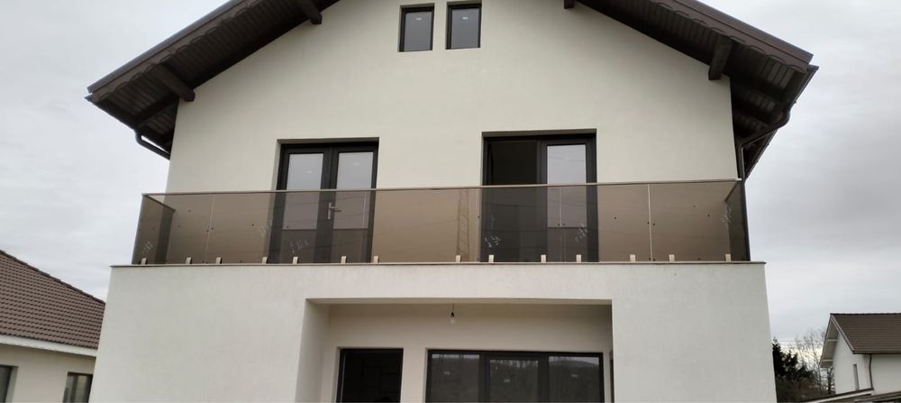 Balustrada din sticla securizata pentru balcon