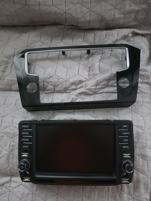 Vând display navigatie passat b8 cu tot cu rama