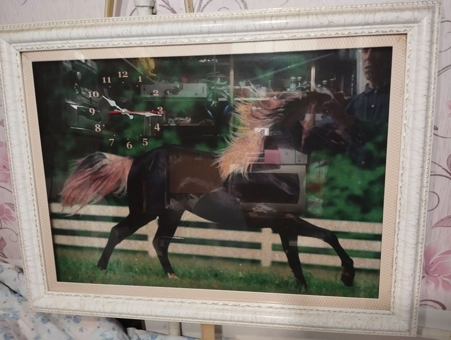 Картины в раме лошадь и часы.