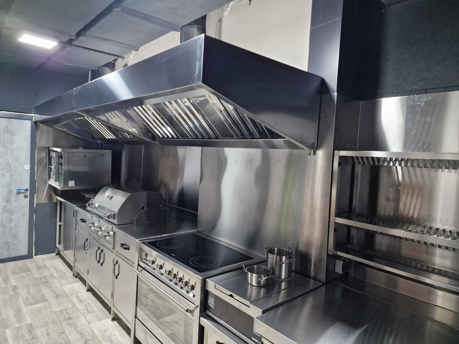 Mobilier din inox la comandă pentru HoReCa