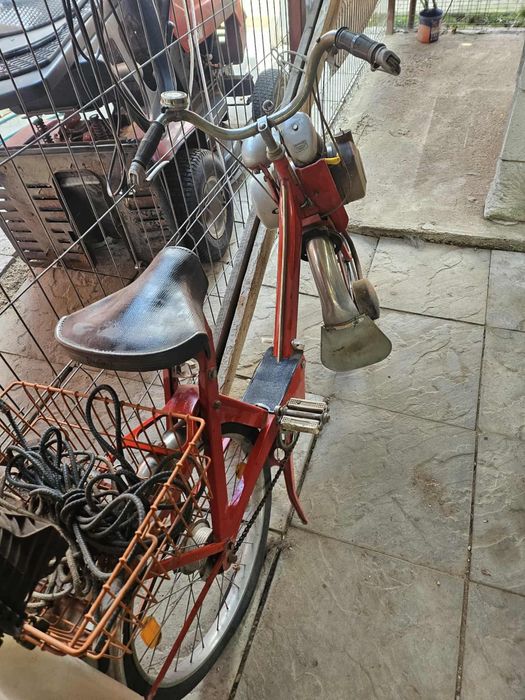 Bicicleta cu pedale pe benzina