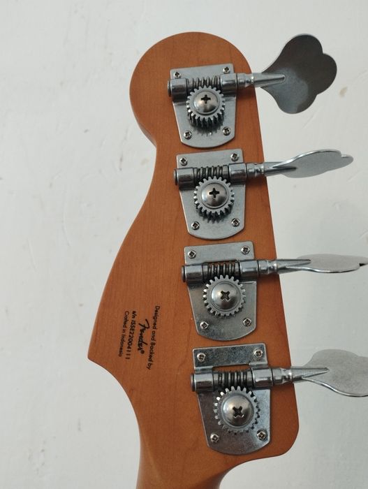 Продам бас гитару squier