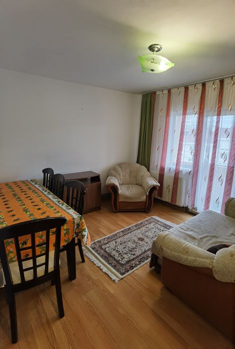 Închiriez apartament.