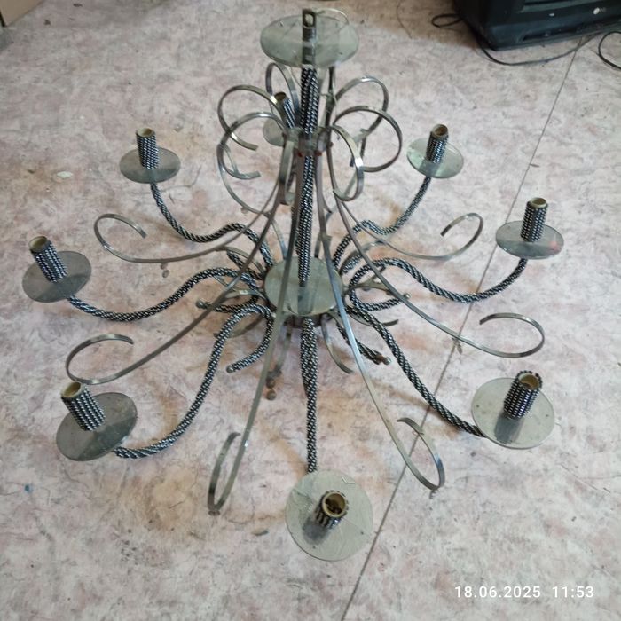 Люстра   большая.