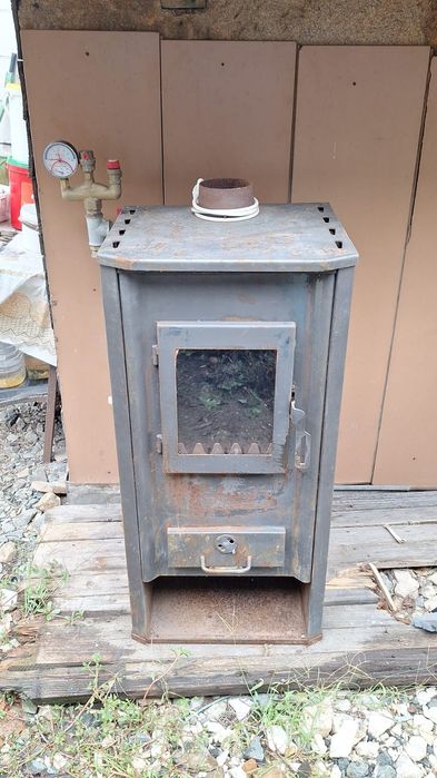 Centrala pe lemne plus vas de expansiune + un boiler de 80 l.