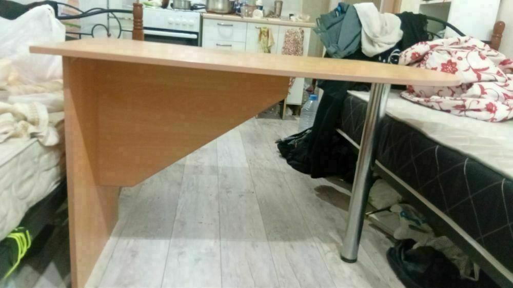 Стол желтый на кухню